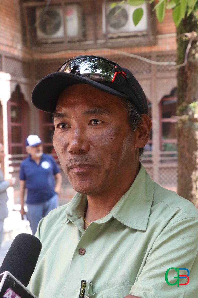 Kami-Sherpamoun-everst-mountaineer-3