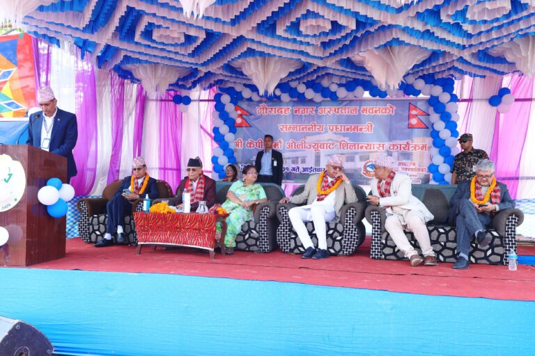 PM distributes computers to community schools in three districts (4)