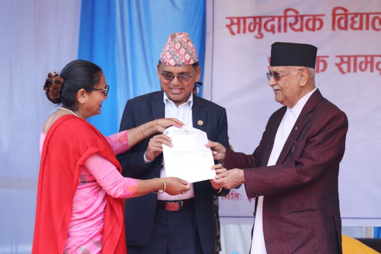 PM distributes computers to community schools in three districts (5)