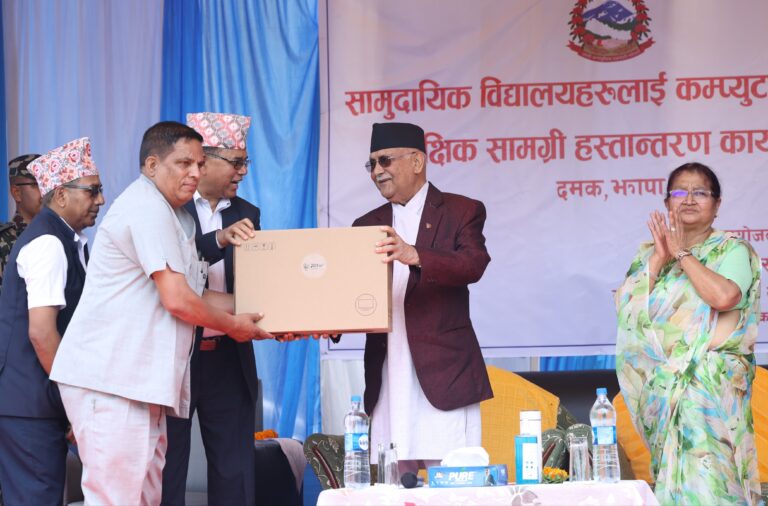 PM distributes computers to community schools in three districts (6)
