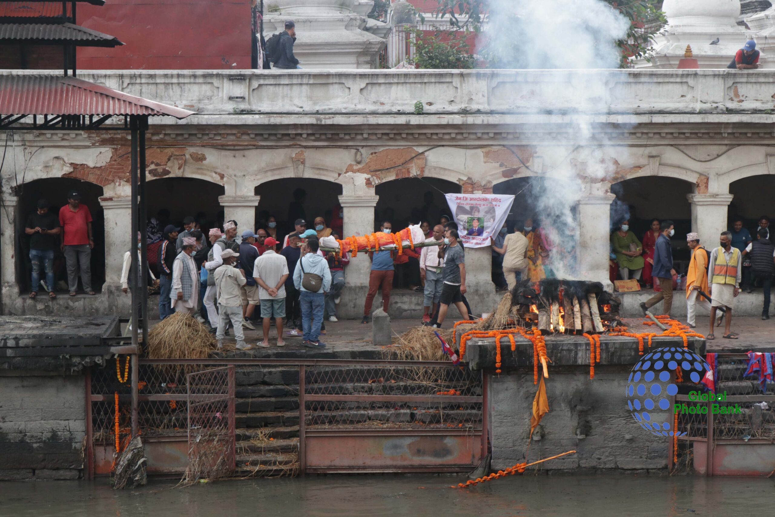 The last rites are being performed at Aryaghat.